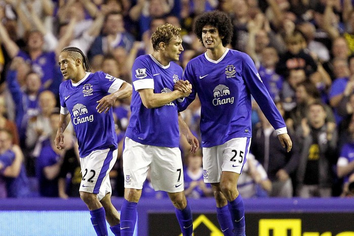 Các cầu thủ Everton ăn mừng bàn thắng của Fellaini...